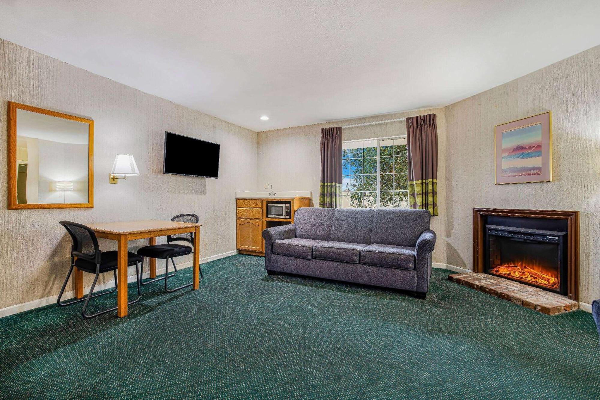 Super 8 By Wyndham Auburn Otel Dış mekan fotoğraf